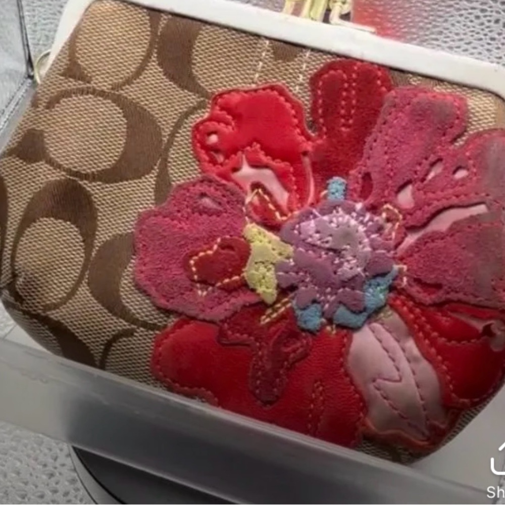 COACH POPPPY SIGNATURE COIN PURSE WITH FLORAL APPLIQUÉ - Picture 2 of 8